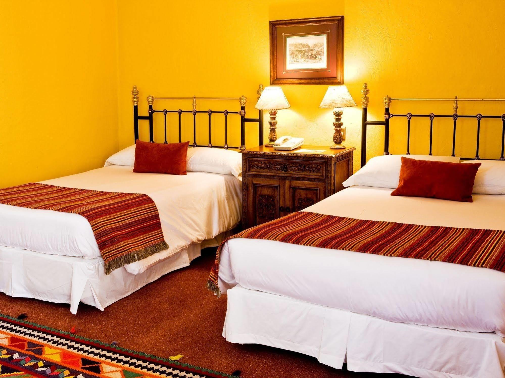 圣克鲁斯广场酒店 圣克鲁兹 外观 照片 A guest room at the Hotel El Mesón